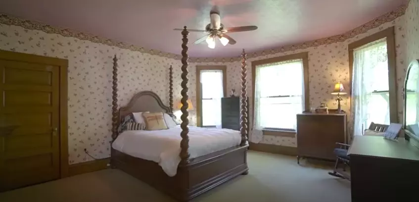 We're not sure we'd be able to sleep here with all those Buffalo Bill scenes on our minds! (