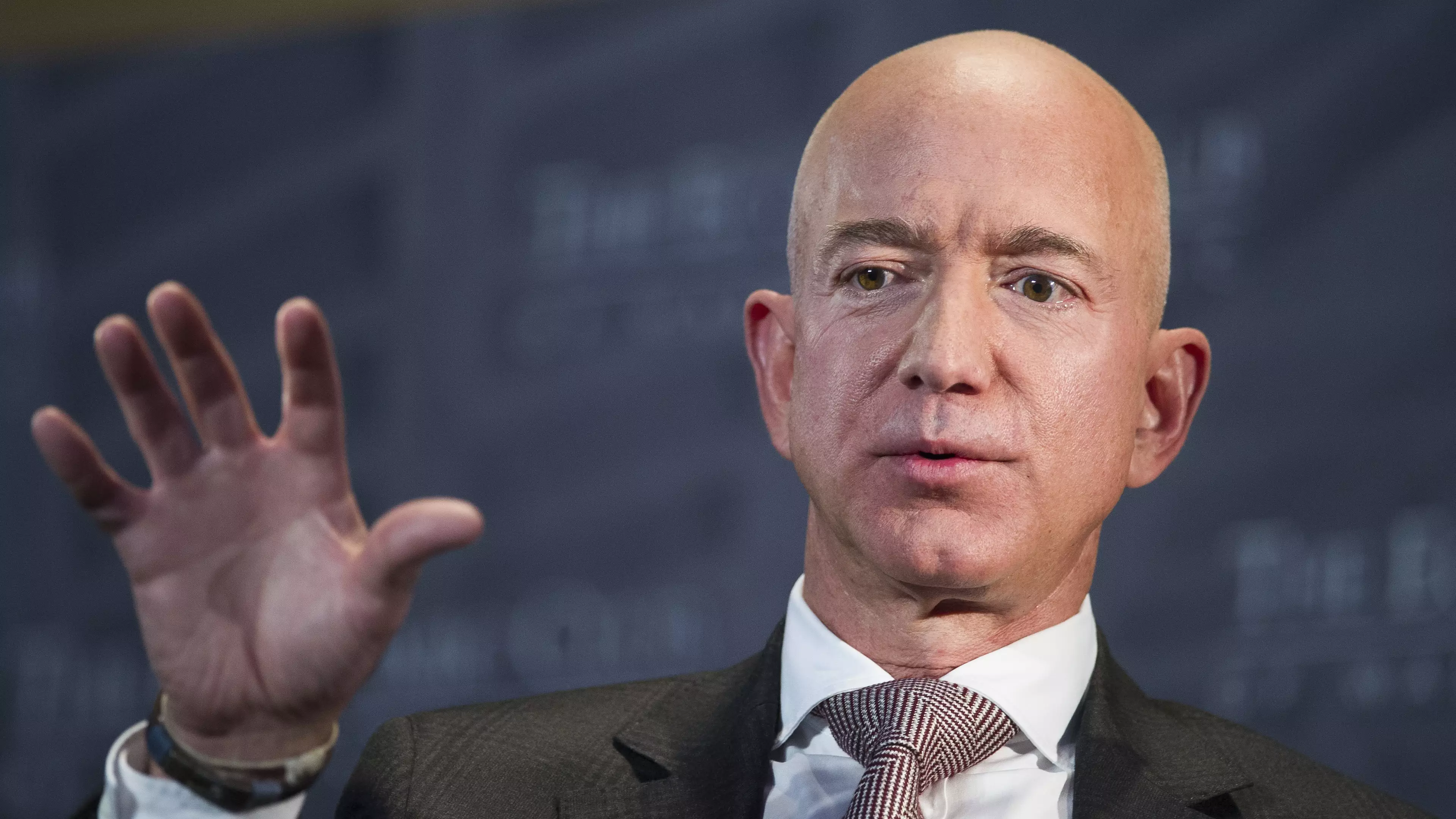 Jeff Bezos Claims That National Enquirer Is Blackmailing Him With Nudes