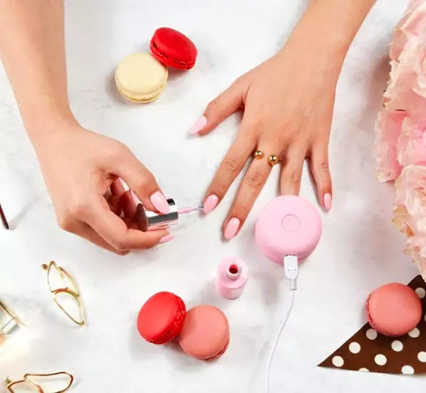 The kit comes with a macaron-shaped LED lamp and matching nail varnish (