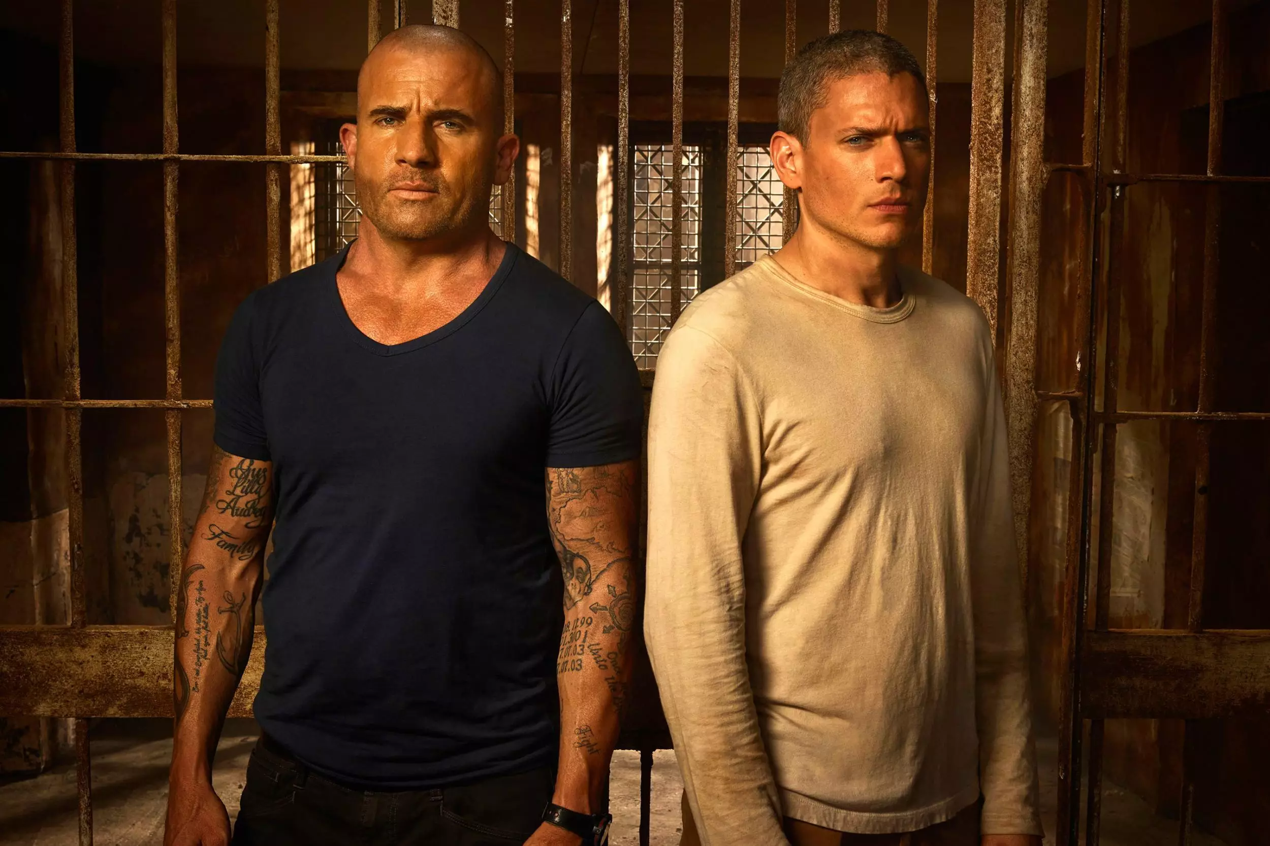 Dominic Purcell on the left.