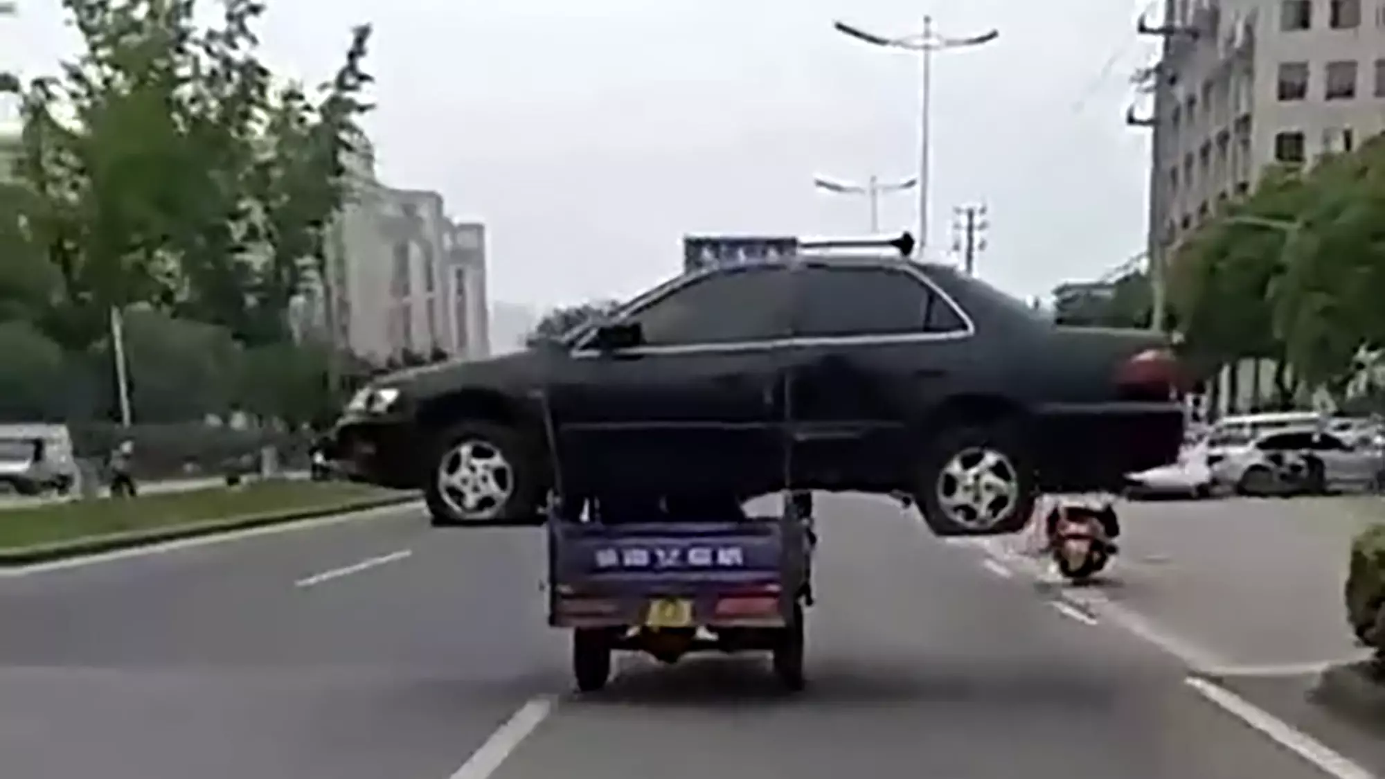 Bizarre Footage Shows Pedicab Carrying Saloon Car Along Busy Road 
