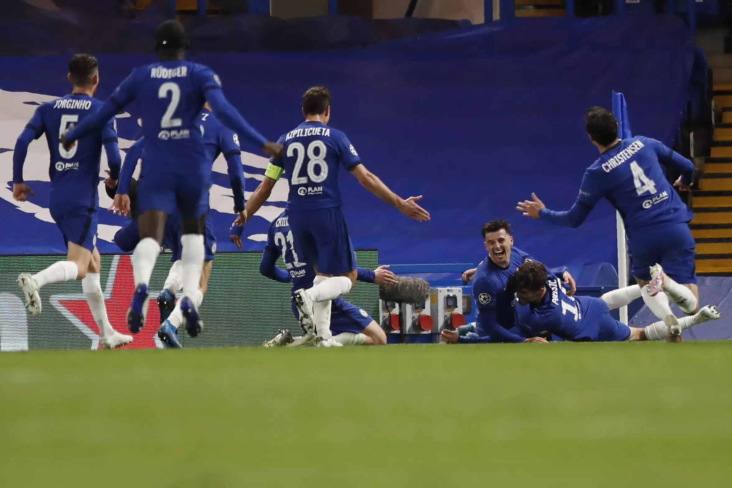 Chelsea players celebrate Mason Mount's goal vs Real. Image: PA Images