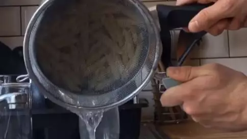 Guy Shows 'Correct' Way To Strain Pasta Claiming We've Been Doing It All Wrong