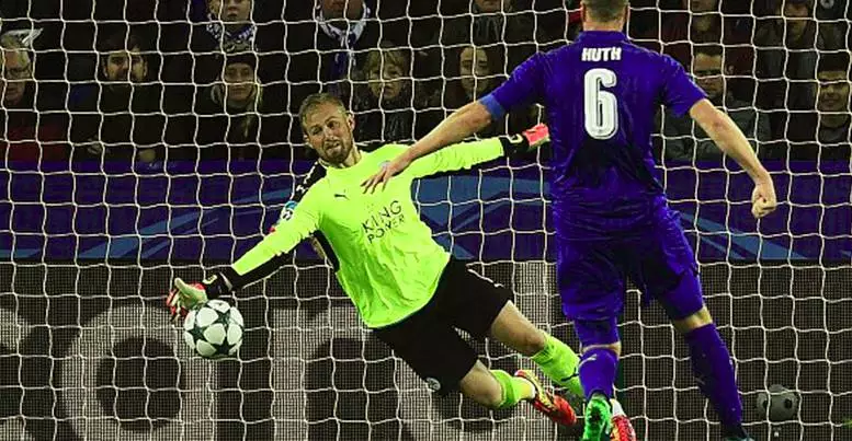 WATCH: Kasper Schmeichel Preserves Leicester's Champions League Record With Superb Save