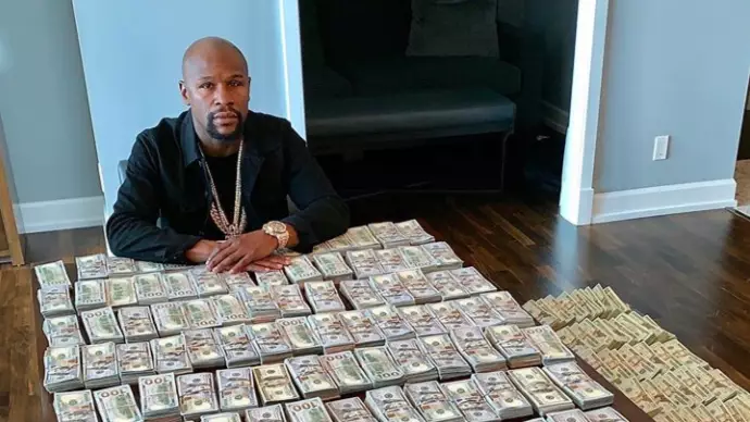 Floyd Mayweather Hits Back At 'Brag' Critics By Posing With Loads Of Cash