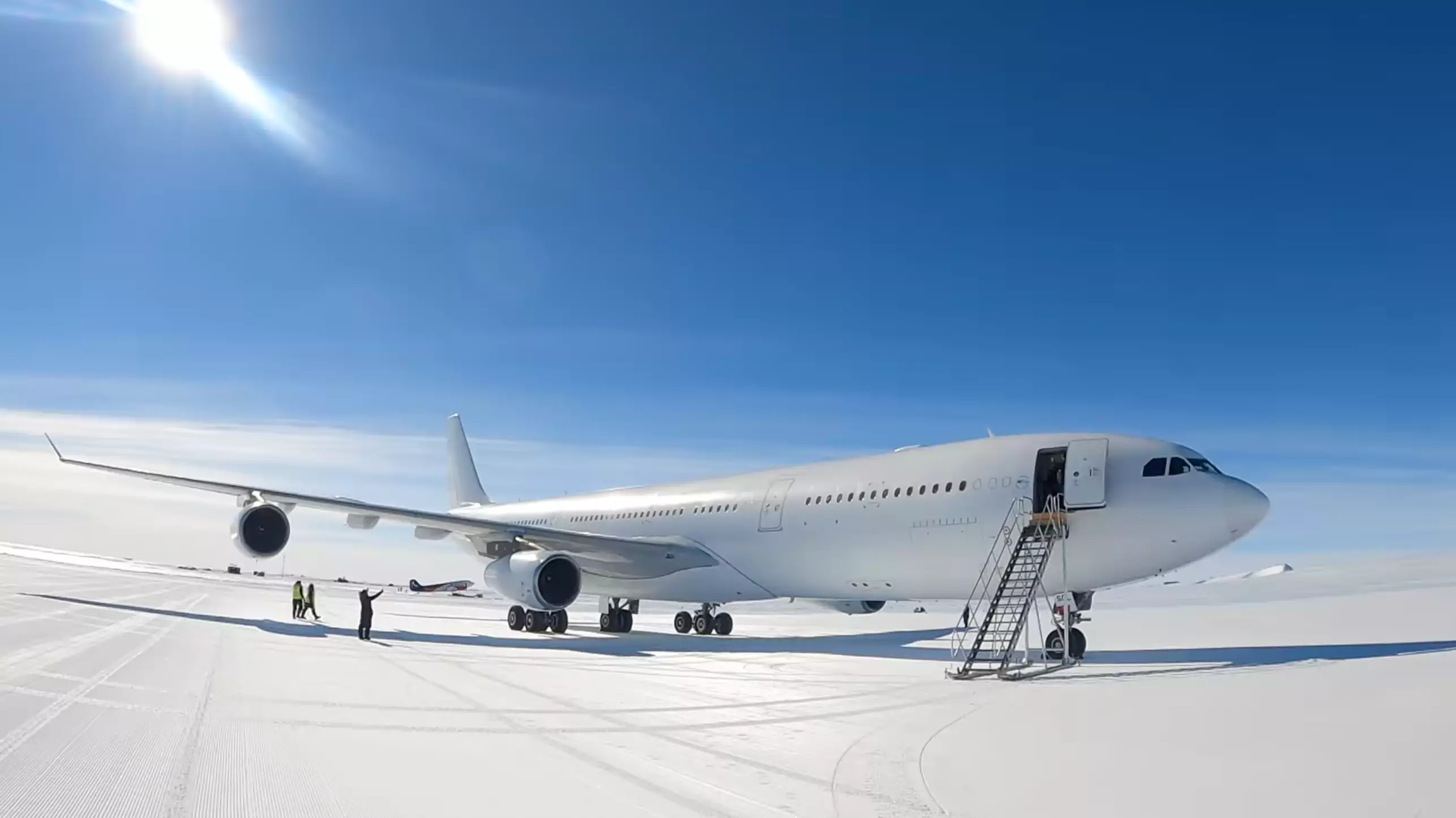Record Breaking Pilot Lands First Airbus A340 in Antarctica  