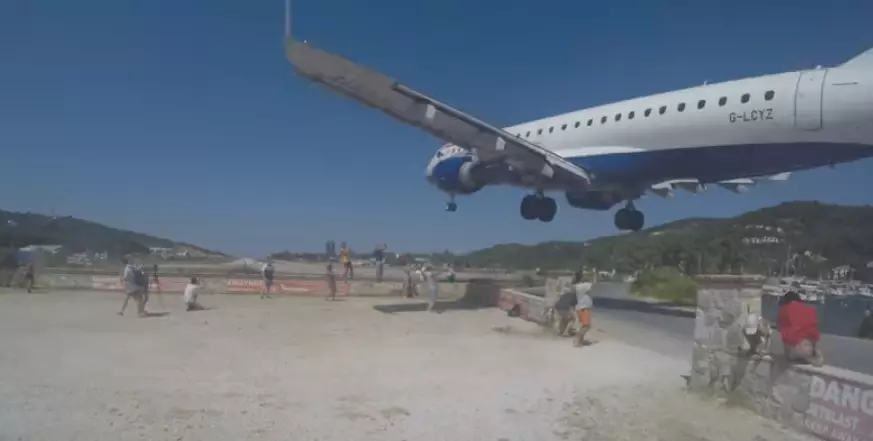 The short runway means planes fly right over tourists' heads.