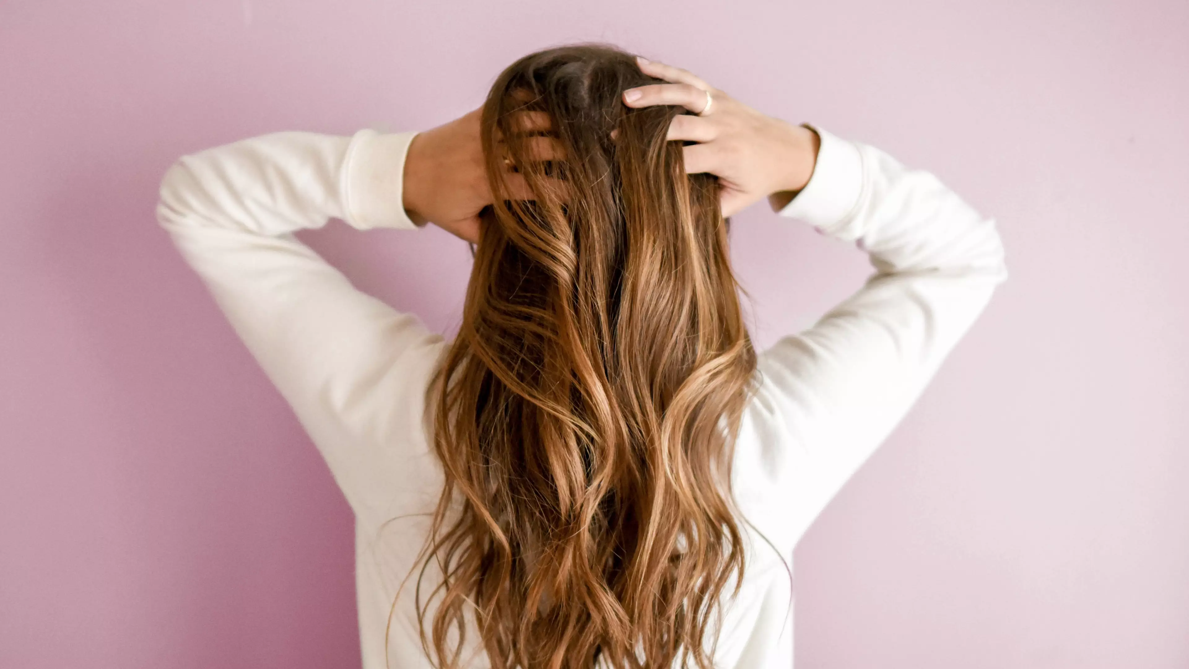 Here's The Things You Didn't Know You Could Use Dry Shampoo For
