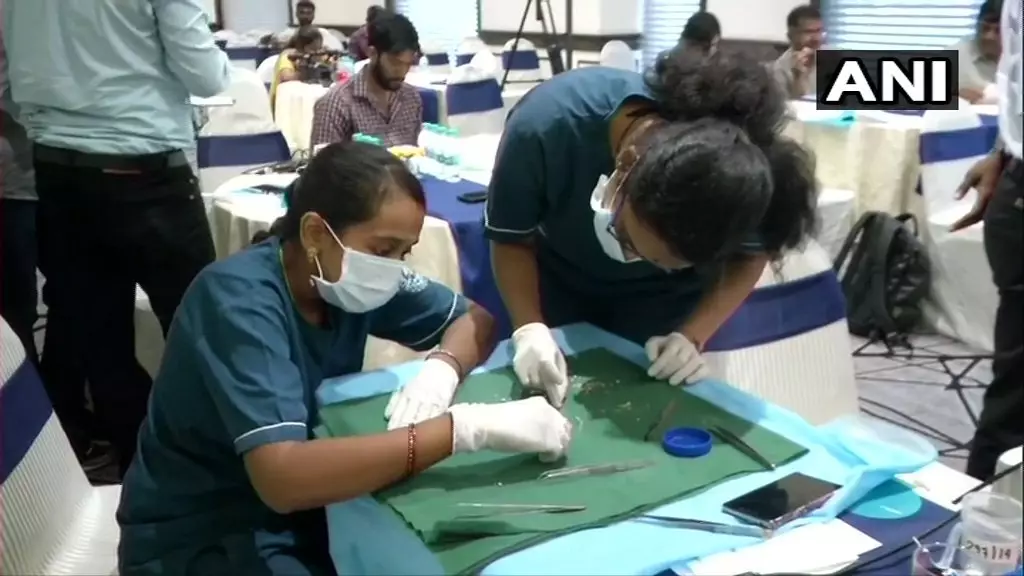 Doctors examine the teeth.
