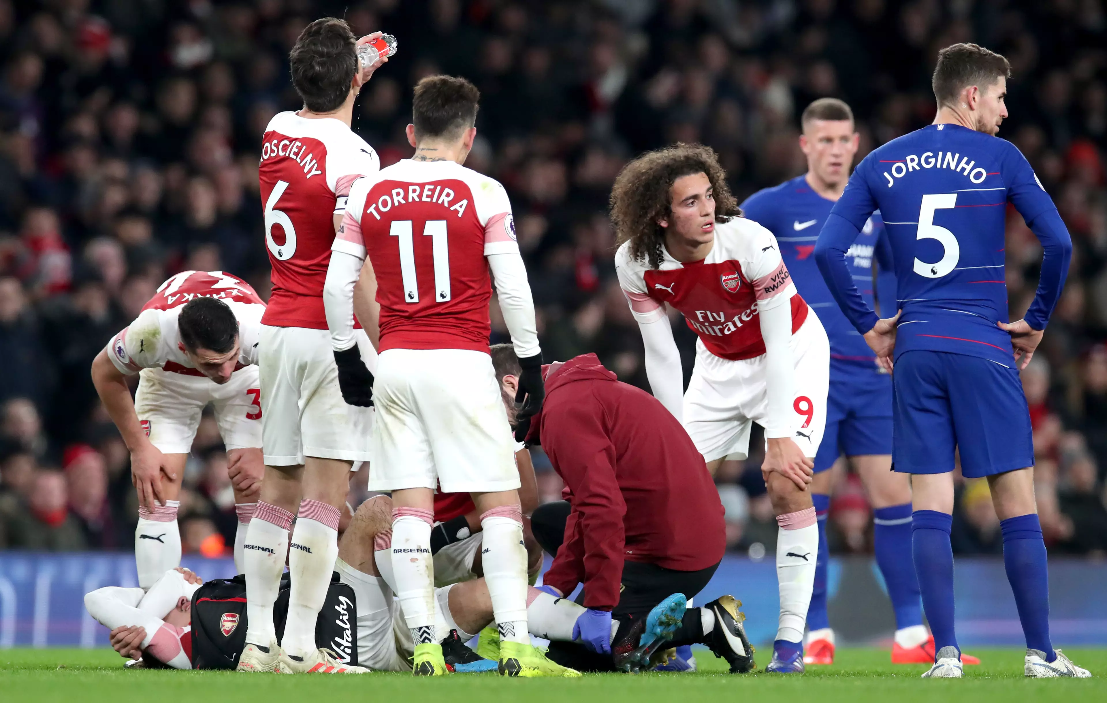 Players immediately looked worried when Bellerin did his injury. Image: PA Images