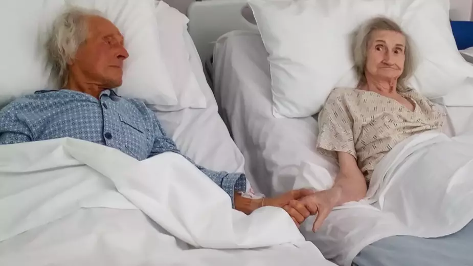 Couple Who Were Married For 62 Years Hold Hands For Last Time