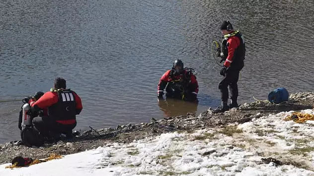 Father Dies Saving His Daughter From A Frozen Pond