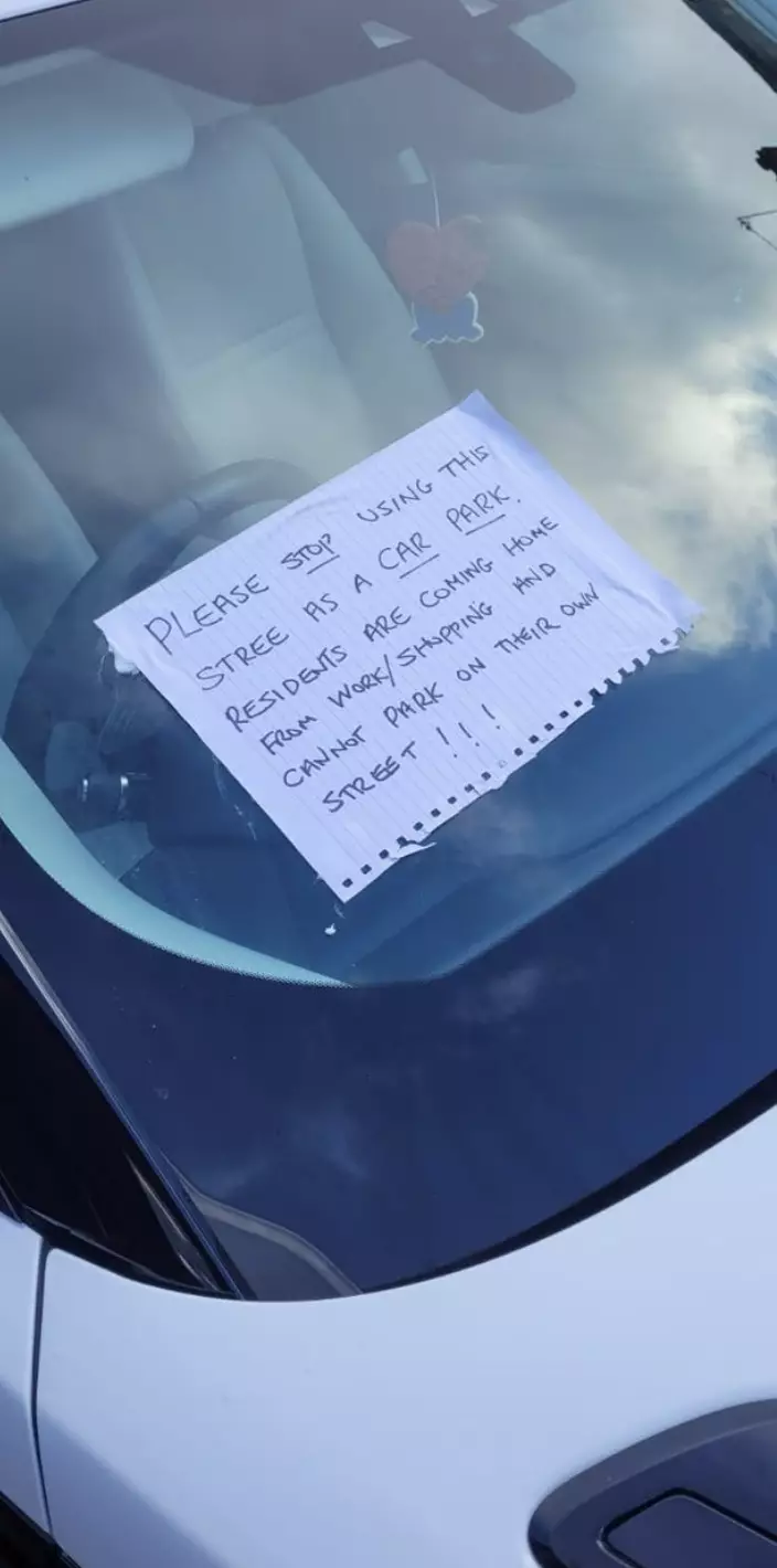 The note demanded the sisters to stop parking down the street.