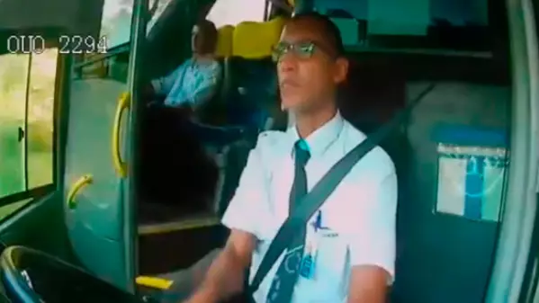 Bus Driver's Rapid Reflexes Save Passengers From Head On Collision 