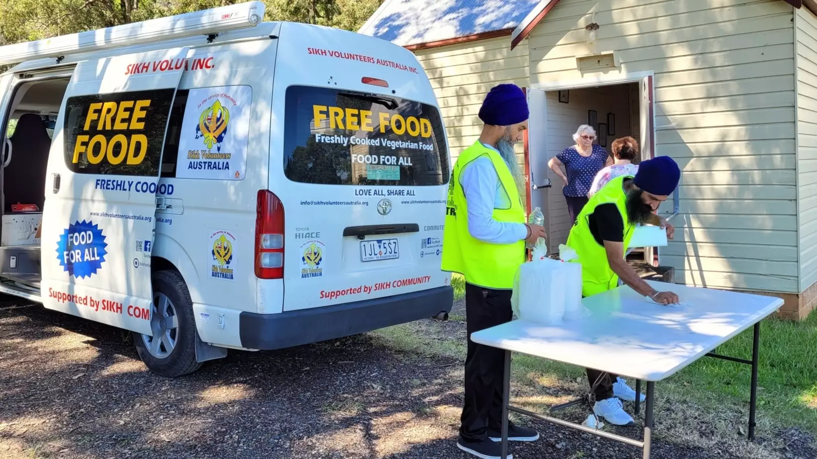 Sikh Volunteers Drive 12 Hours To Cook Hot Meals For People Affected By East Coast Floods