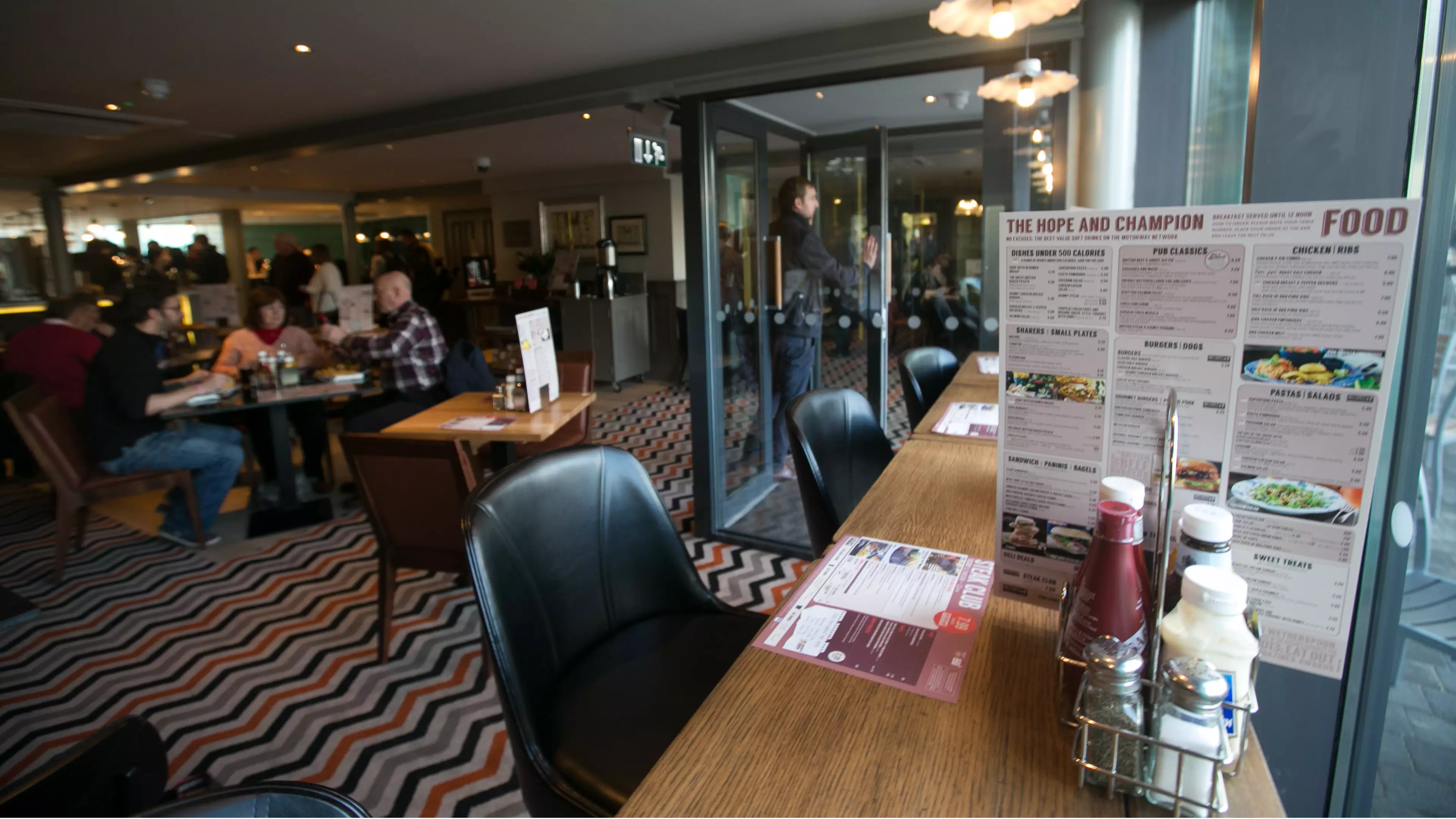 ​American Asks Internet To ‘Explain Wetherspoons’ To Her And Brits Have Incredible Responses