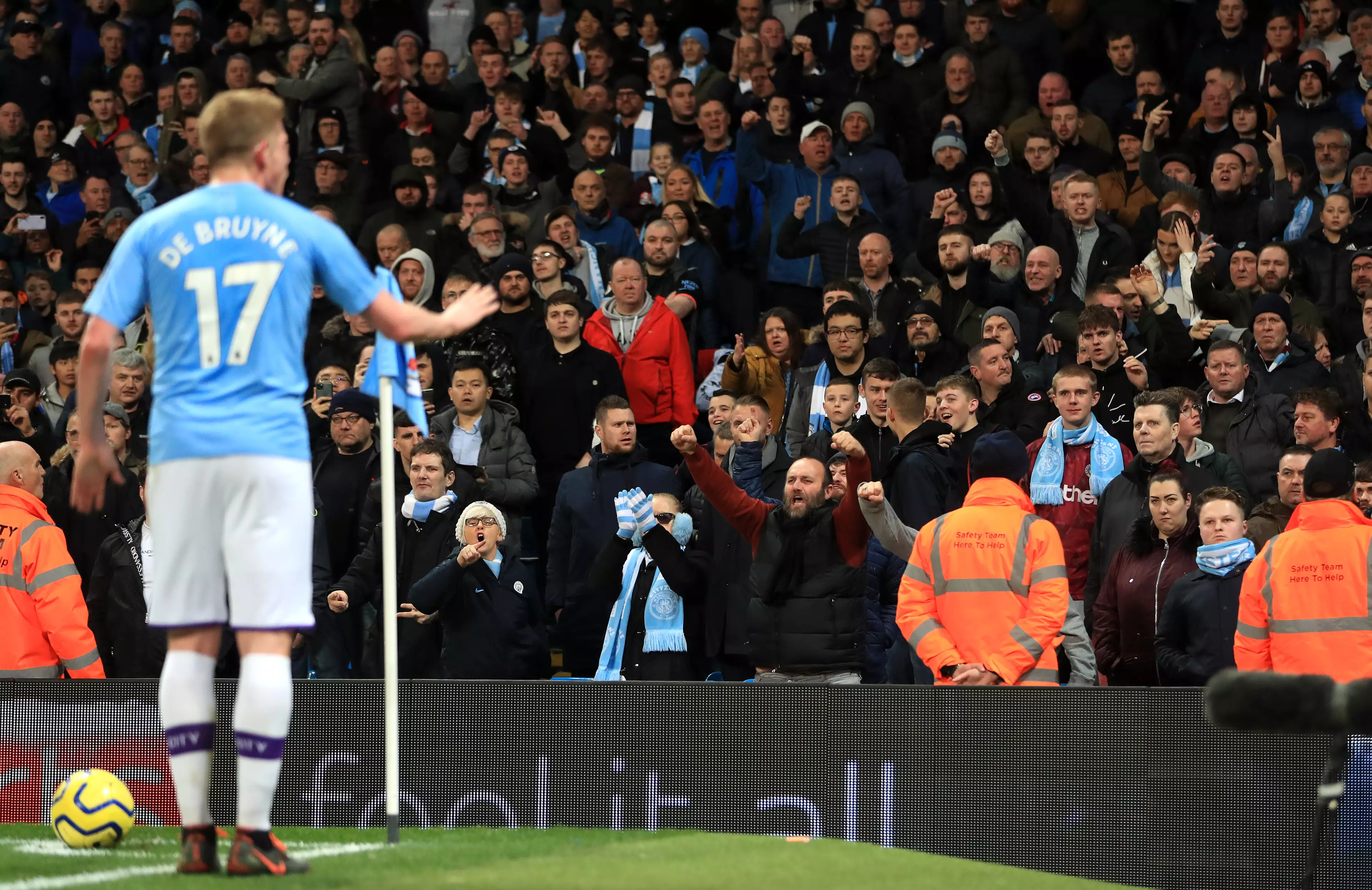 Kevin de Bruyne tried to calm Manchester City fans in the corner down