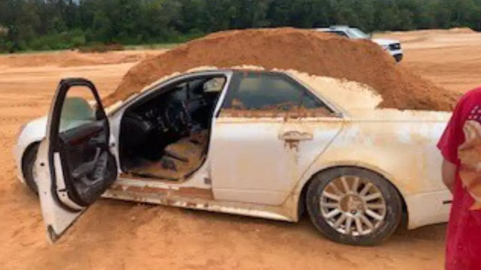 Man Dumps Mound Of Dirt On Girlfriend's Car During Row