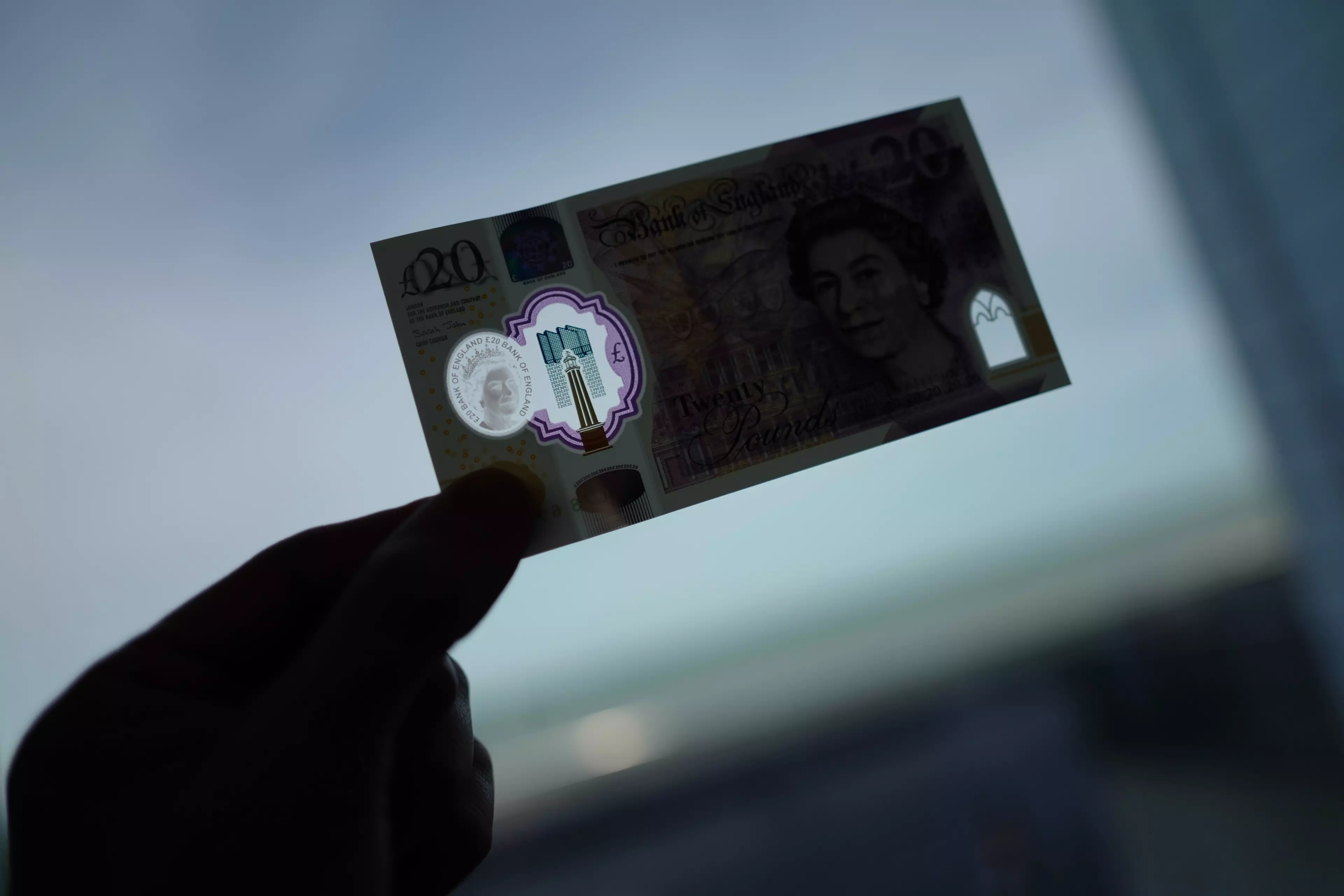 The note features a hologram.
