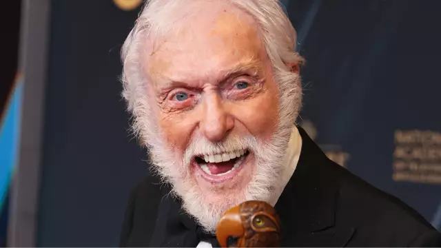 Зуун нас хүрсэн Дик Ван Дайкын шинэ сорилт Зуун нас хүрсэн Дик Ван Дайкын шинэ сорилт