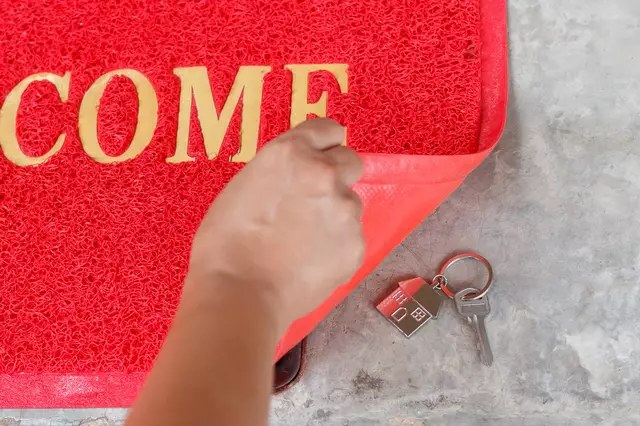 Home security experts says there are nine things they would never do ...