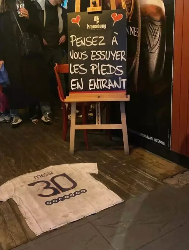 Setelah gelaran Piala Dunia usai, muncul sebuah potret di media sosial jersey Messi yang dijadikan keset di pintu masuk sebuah pub.