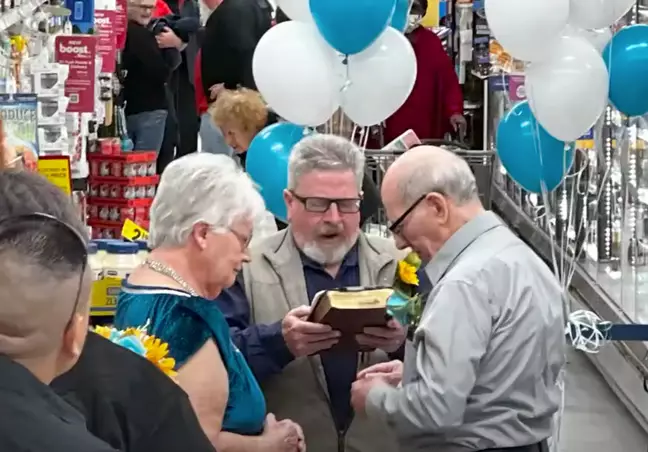 https://www.ladbible.com/news/elderly-couple-get-married-in-the-grocery-store-that-they-first-met-in-20221128