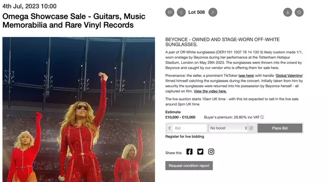 Un fan de-ai lui Beyonce a prins două perechi de ochelari de-ale artistei, la un concert. La ce preț le vinde
