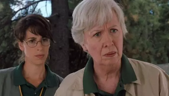 Sabías que la actriz Polly Holliday, que interpretó a la hermana ciega de Rose, también fue Flo en Alice y en el spin-off? También interpretó a Gloria, la vecina, en "Señora Doubtfire". :